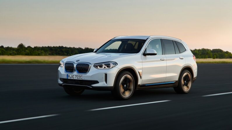 La prima BMW iX3 è pronta per conquistare le strade