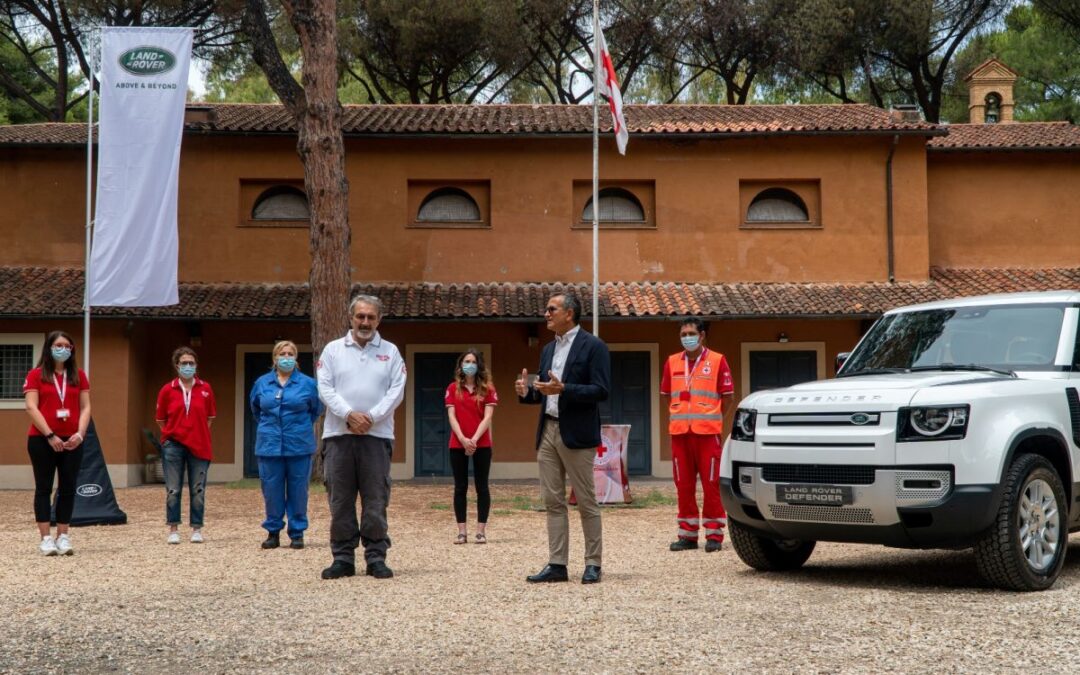 Nuova Defender con la livrea della Croce Rossa Italiana