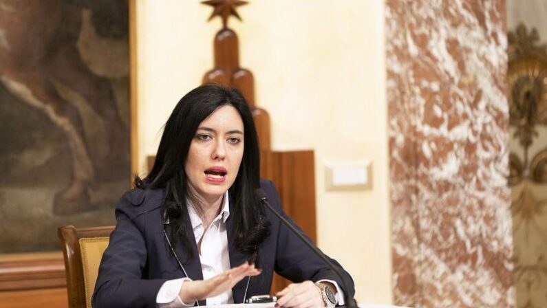 Scuola, Azzolina “Basta toni apocalittici, a settembre si ritorna”