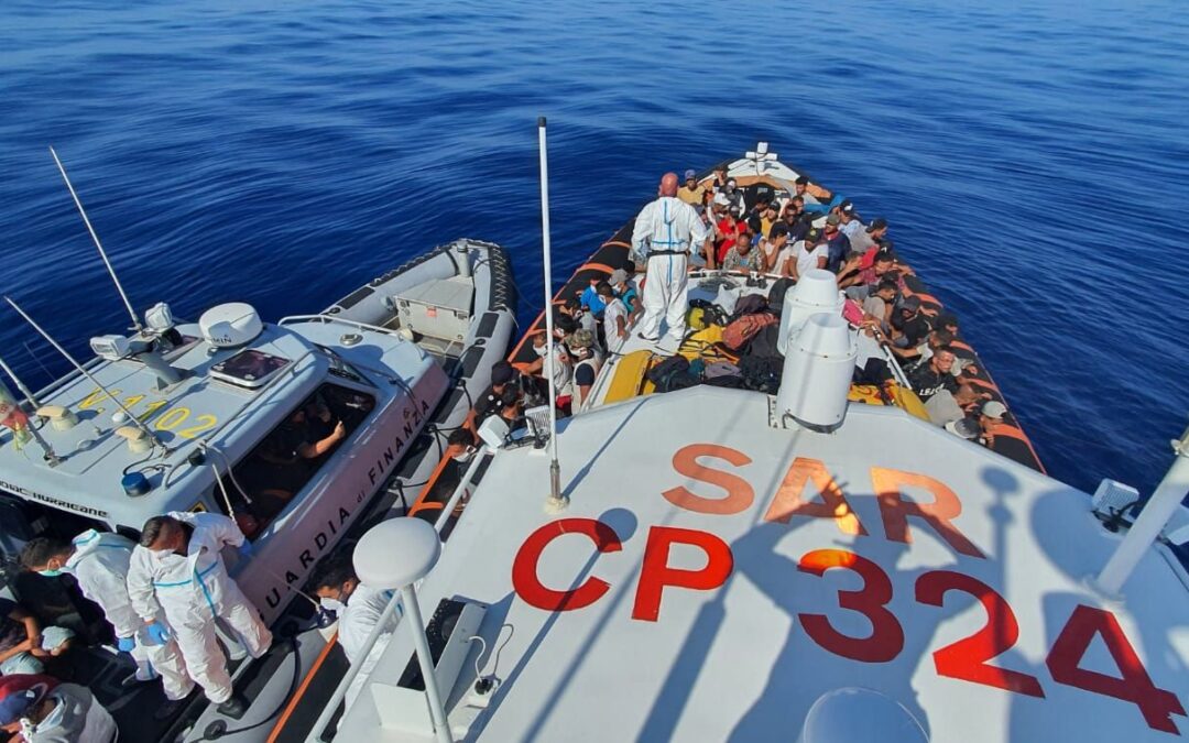 Nuovi sbarchi di migranti a Lampedusa, proseguono trasferimenti