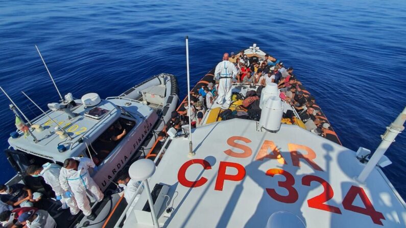 Nuovi sbarchi di migranti a Lampedusa, proseguono trasferimenti