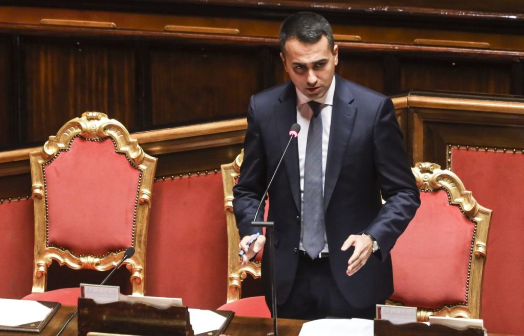 Immigrazione, Di Maio “E’ emergenza, vanno messi fuori uso i barconi”