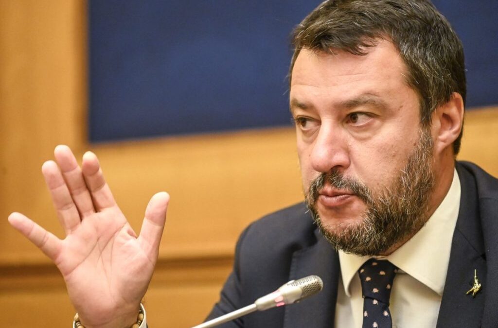 Salvini “Record di sbarchi ma la maggioranza mi manda a processo”