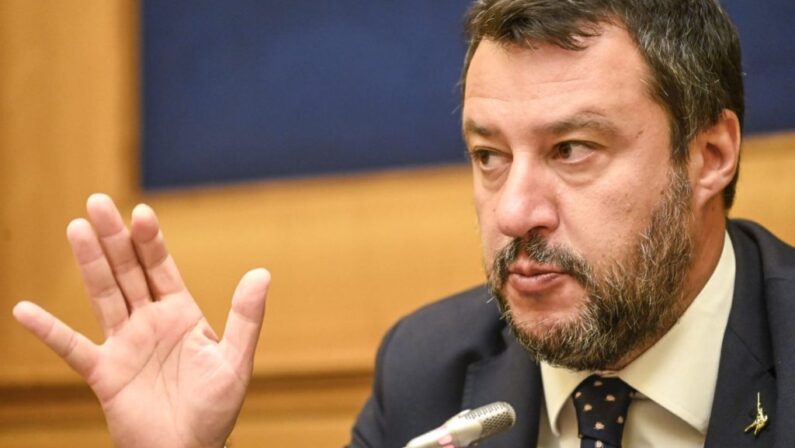 Salvini “Record di sbarchi ma la maggioranza mi manda a processo”