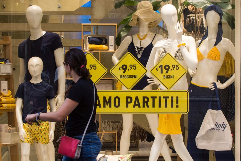 Saldi al via in tutta Italia, Confcommercio “Calo della spesa 40-50%”