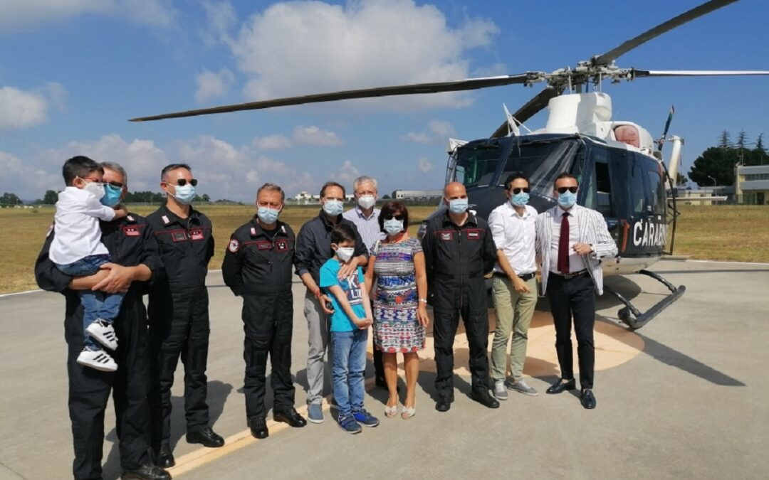 Volare in elicottero: i carabinieri di Vibo Valentia realizzano il sogno dei piccoli Antonio e Alessandro