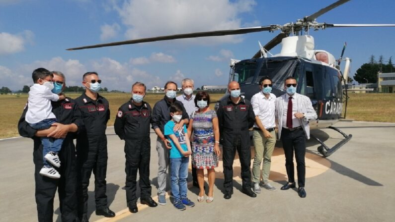 Volare in elicottero: i carabinieri di Vibo Valentia realizzano il sogno dei piccoli Antonio e Alessandro