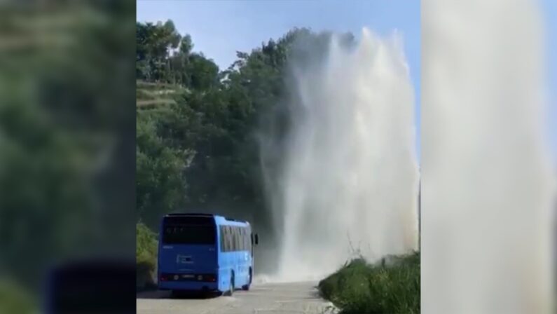 Esplode condotta dell'acqua nel vibonese, distrutto l'asfalto e disagi alla circolazione - VIDEO