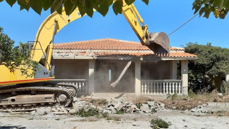 A 13 anni dalla sentenza di confisca iniziata la demolizione delle villette dei Grande Aracri a Capo Colonna