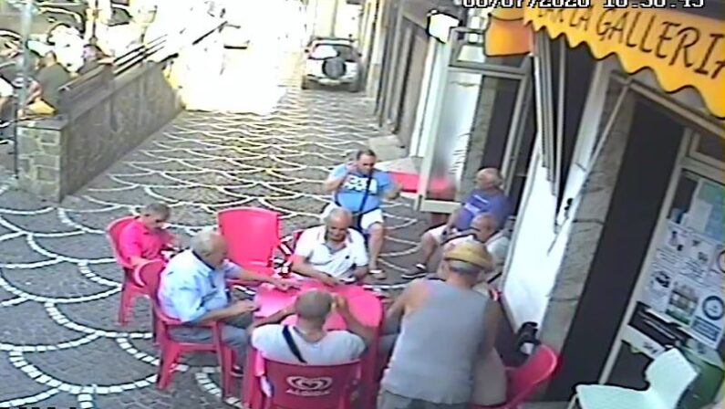 Il genero accoltella il suocero seduto al tavolino del bar nel Crotonese - VIDEO