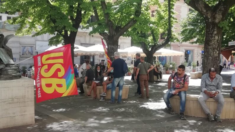 Operatori di pulizia del Comune in piazza a Cosenza: «Vogliamo date certe per i pagamenti degli stipendi»