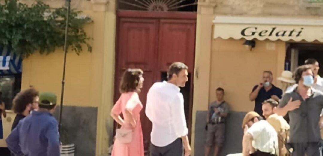 Raul Bova sul set insieme alla collega e compagna Rocìo Morales (foto dalla pagina Fb "TropeaFlash")