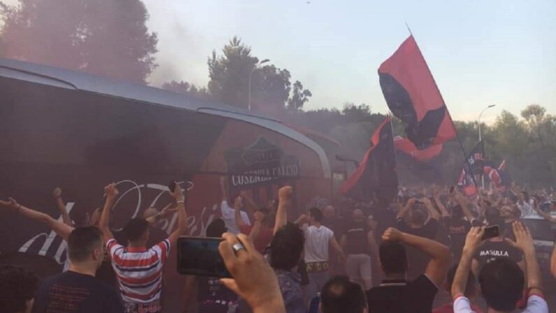Più di duemila tifosi del Cosenza all'esterno dello stadio per salutare la squadra prima della partita