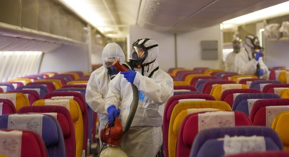 La sanificazione di un aereo per evitare il contagio