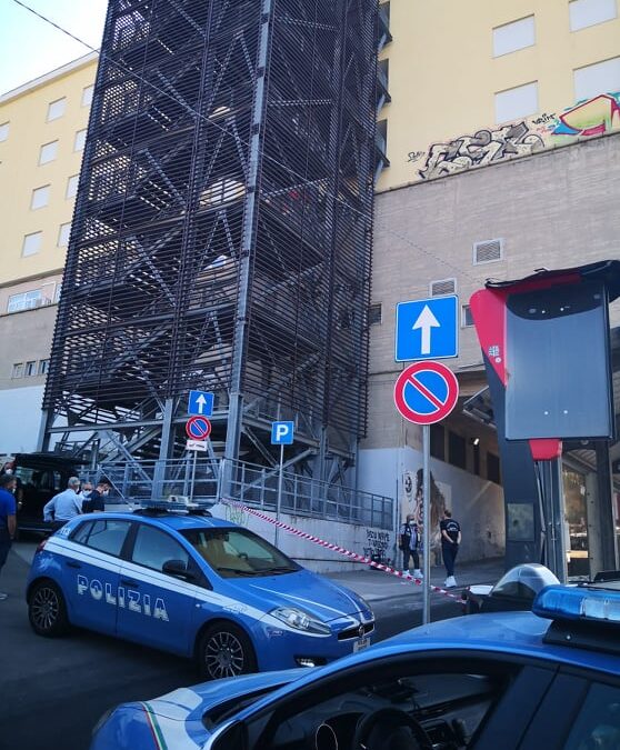 La polizia sul luogo del ritrovamento del corpo
