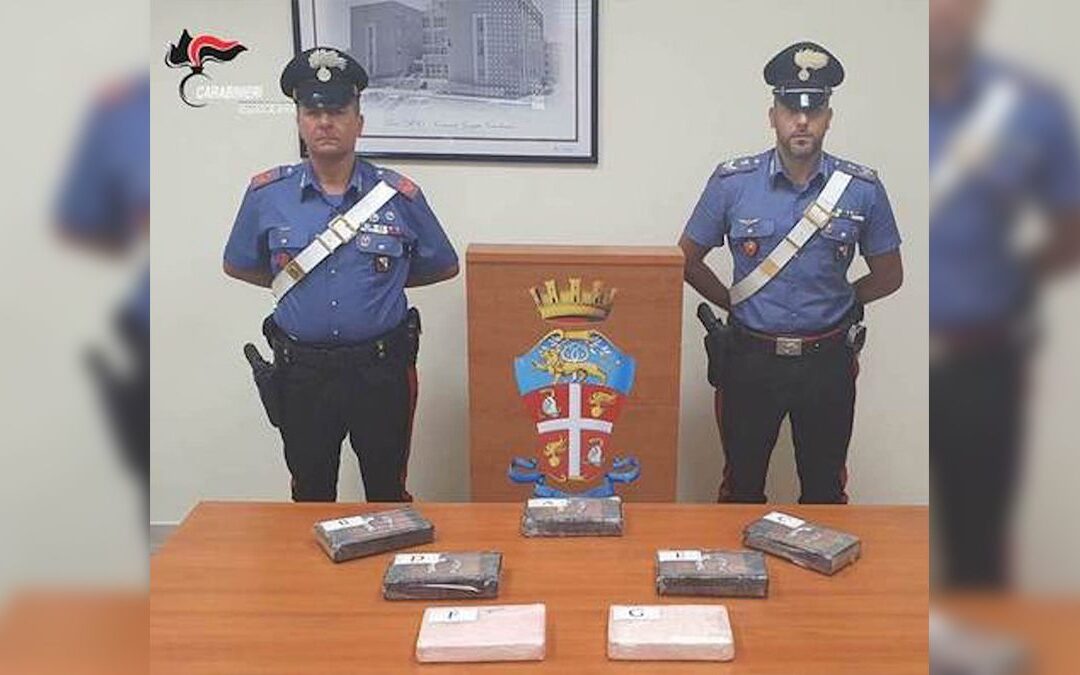 La droga sequestrata al poliziotto