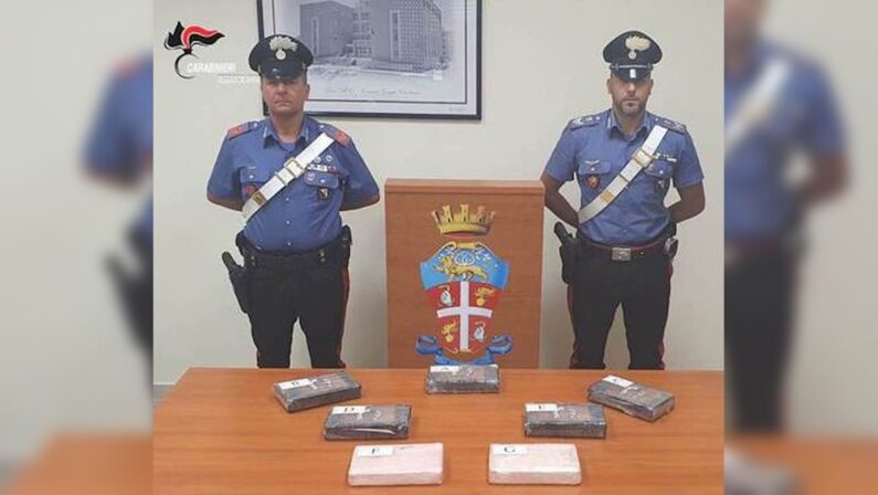 Un poliziotto in auto con 7,5 kg di cocaina, arrestato dai carabinieri a Locri