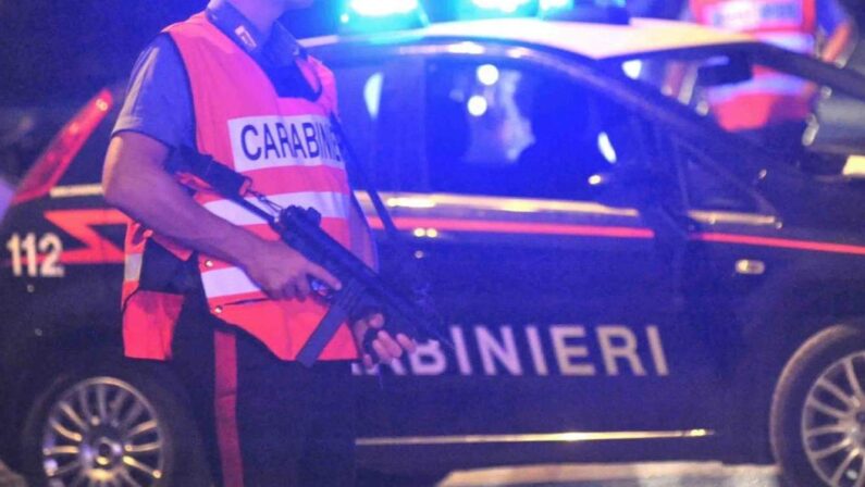 La grande corsa di mezzanotte: non si fermano all'alt dei carabinieri, lasciano l'auto e spariscono