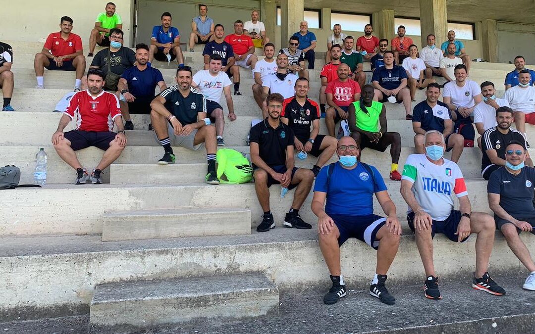 Una foto di gruppo dei futuri allenatori