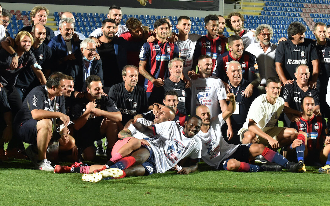 La festa dei calciatori del Crotone per il ritorno in Serie A