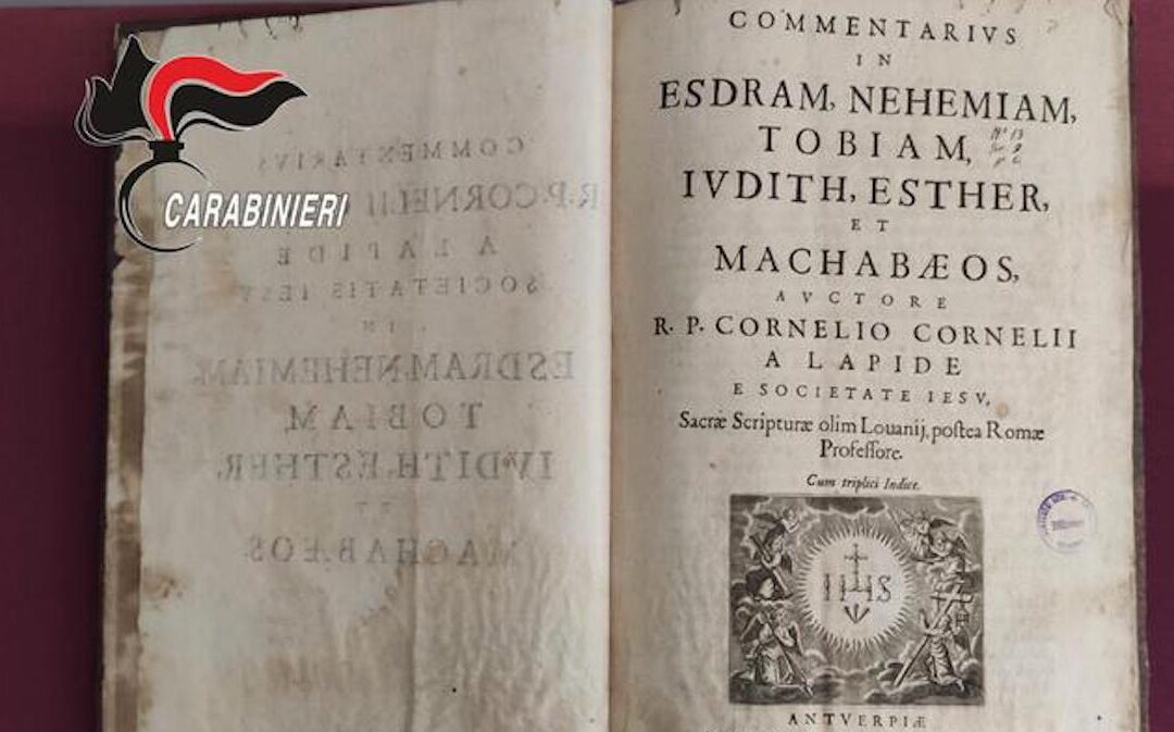 Il volume del 1600 trafugato (Foto Ansa)