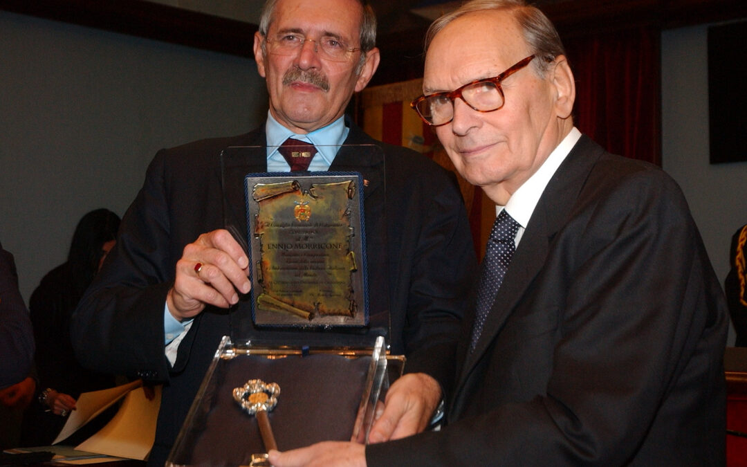 L'ex sindaco di Catanzaro Michele Traversa consegna le chiavi della città a Ennio Morricone