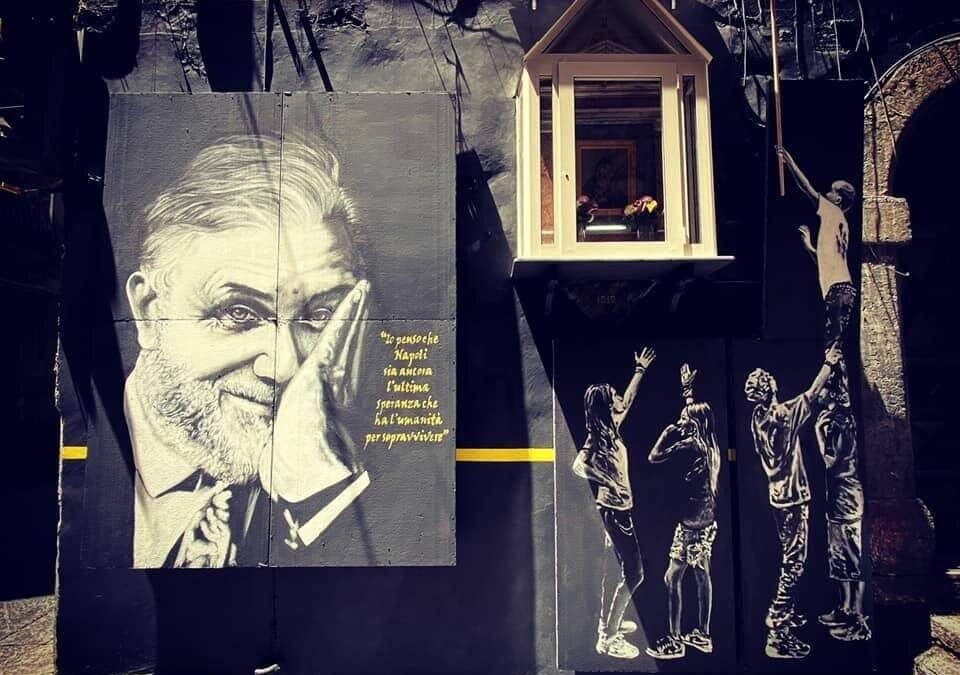 Un murale  dedicato  a Luciano De Crescenzo