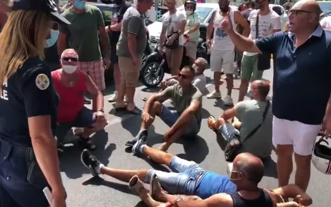 I manifestanti ad Amantea si sdraiano sulla SS 18