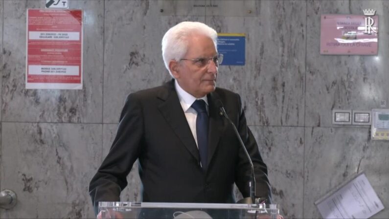 Stragi Bologna e Ustica, Mattarella: “Non si smarrisca mai la memoria”