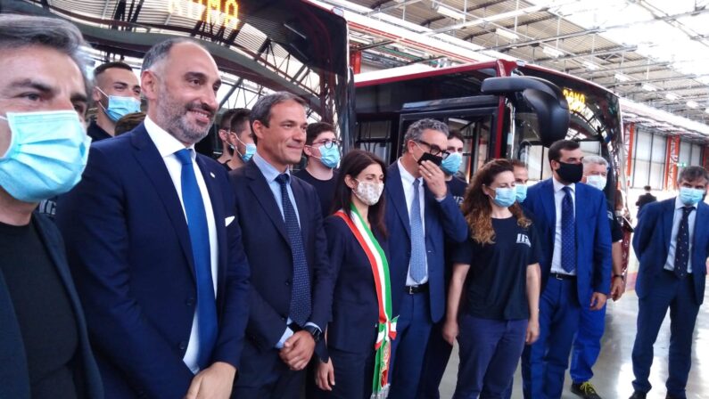 Virginia Raggi in visita presso la stabilimento di Industria Italiana Autobus a Flumeri