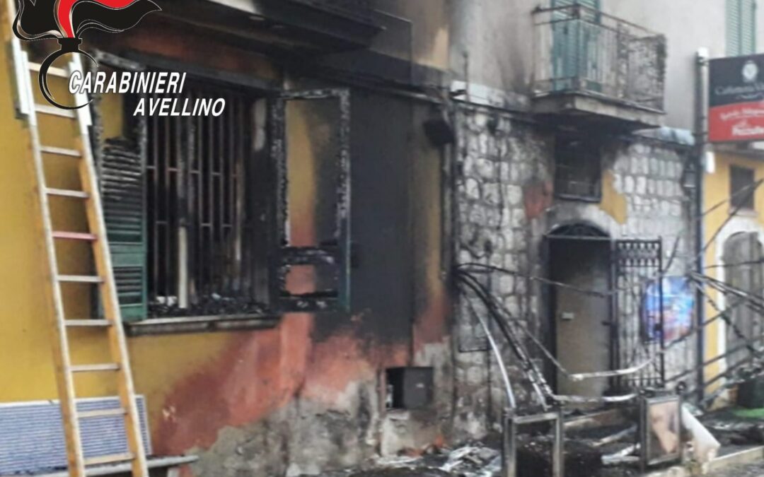 In fiamme un bar del centro storico di San Martino Valle Caudina. Indagano i carabinieri