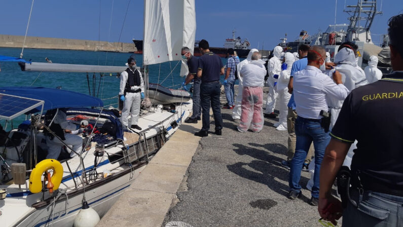 Nuovo sbarco di migranti a Crotone, tra loro donne e bambini non accompagnati