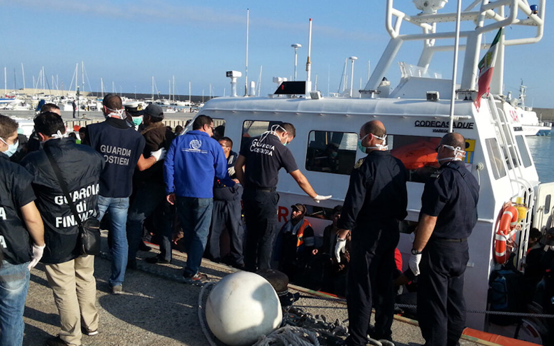 Lo sbarco di migranti dell'11 luglio scorso nel porto di Roccella Jonica