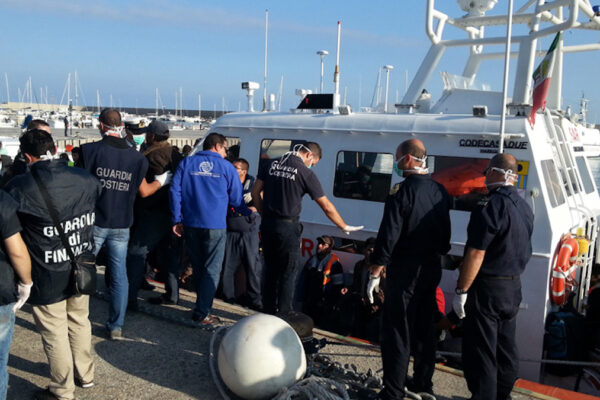 sbarco migranti porto roccella