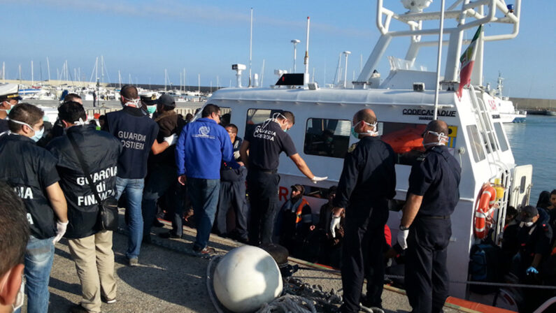 Migranti, Viminale al lavoro per fornire alla Calabria una nave per la quarantena