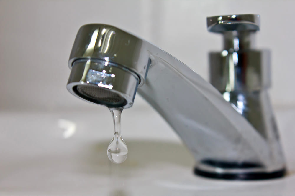 Emergenza siccità, rubinetti a secco per 12 ore in Irpinia e nel Sannio a causa di un guasto nella rete e i troppi consumi