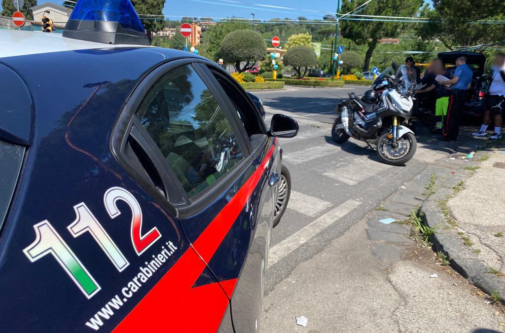 Napoli: controlli dei carabinieri per prevenire gli incidenti, oltre 4.000 le persone trovate alla guida di auto e moto senza la patente, assicurazione e revisione