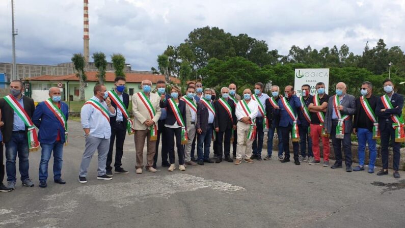 Emergenza rifiuti, protesta dei sindaci del Vibonese ai cancelli dell'impianto di San Pietro Lametino