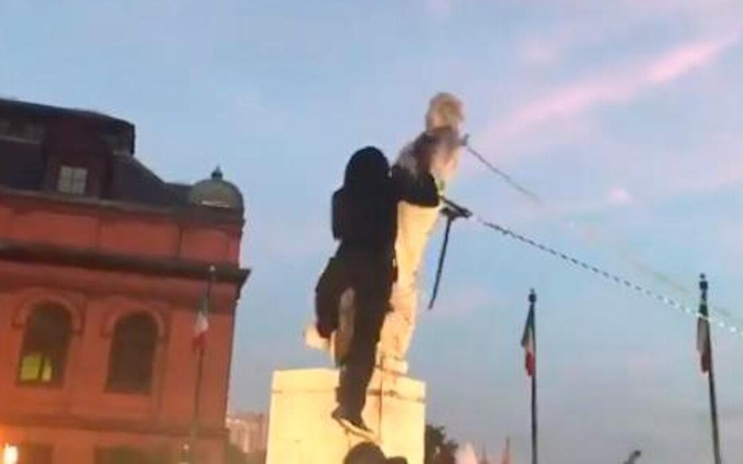 La statua di Cristoforo Colombo abbattuta dai manifestanti a Baltimora, negli Usa