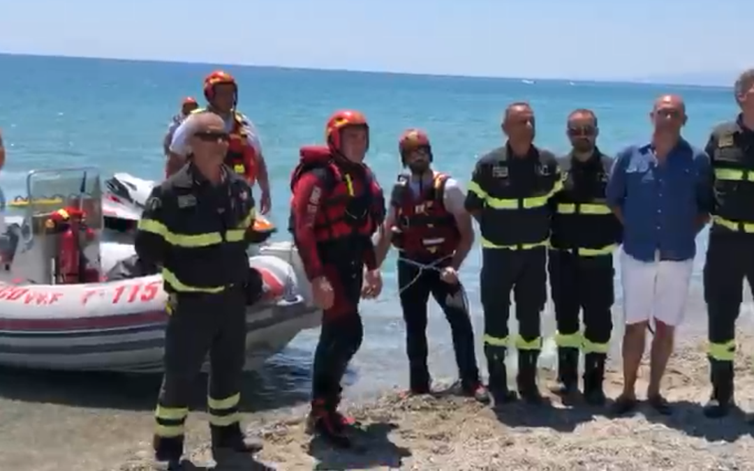 Protocollo per il soccorso acquatico dei vigili del fuoco, le simulazioni sulle spiagge di Simeri Crichi e Sellia Marina – VIDEO