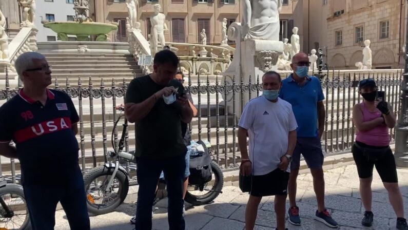 Nubifragio a Palermo, protesta davanti al Comune