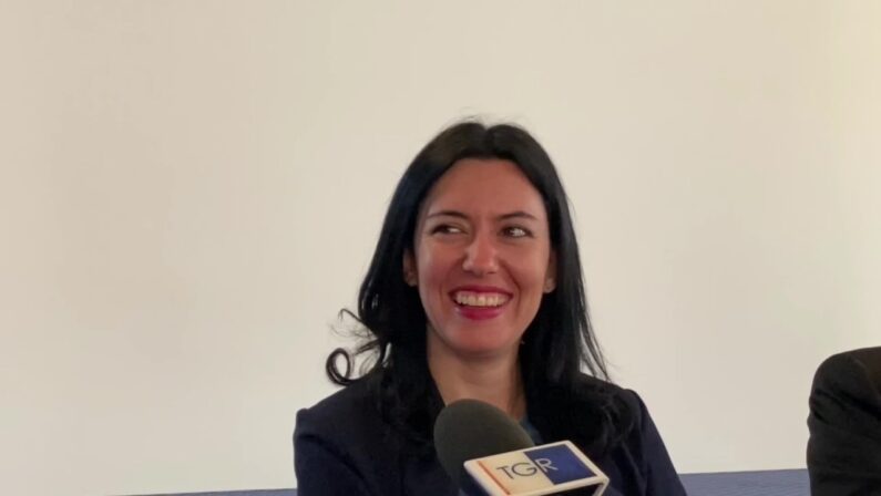 Scuola, Azzolina in Sicilia “Bando Pon da 236 milioni per libri di testo”