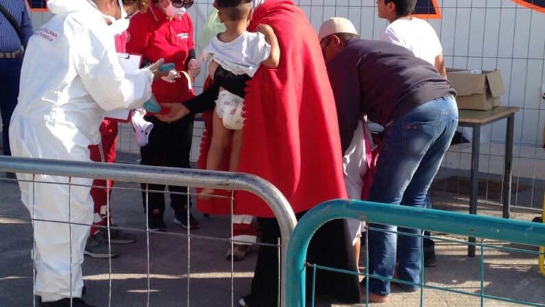 Ancora sbarchi a Lampedusa, il sindaco invoca lo stato d’emergenza