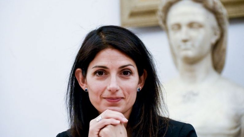 Roma, Raggi ai consiglieri M5s “Mi ricandido”