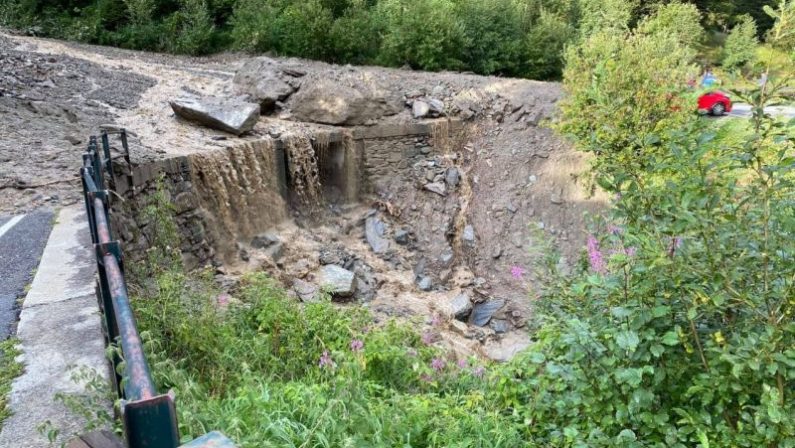 Frana travolge auto in Valtellina, tre morti. Grave un bimbo di 5 anni