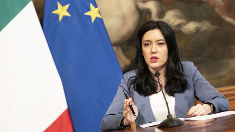 Scuola, Azzolina “No mascherina con distanziamento”