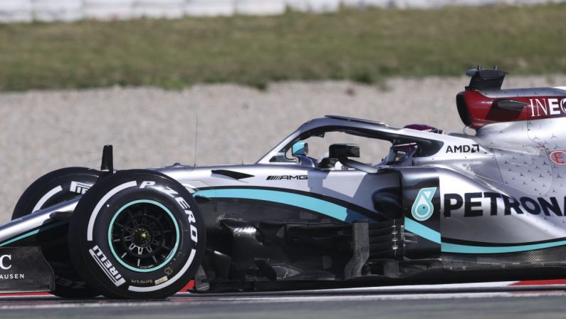 Hamilton trionfa in Spagna, Vettel settimo, Leclerc si ritira