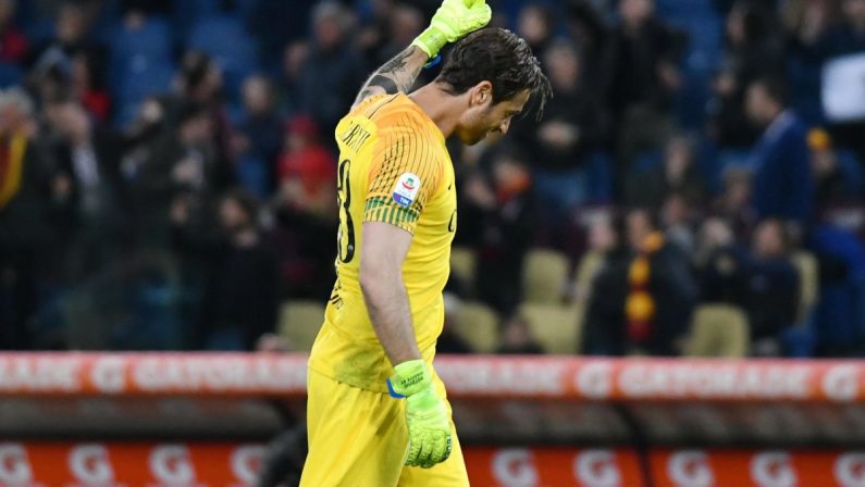 Il Covid spaventa la Serie A, positivi Mirante e 3 giocatori Cagliari