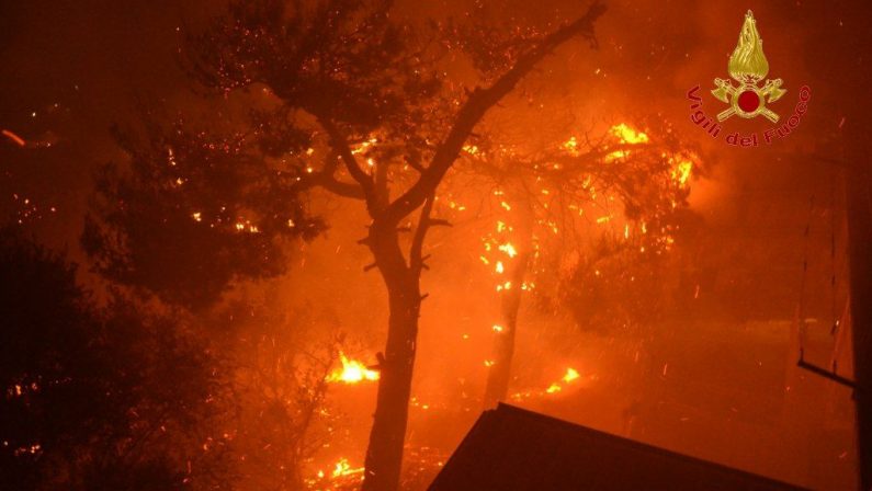 Incendio alle porte di Palermo, in 400 in fuga dalle case