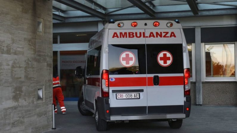 Albero cade su una tenda in un campeggio a Massa, muore bimba
